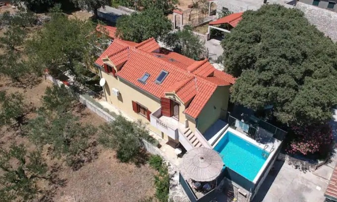 Dol House | Charming holiday home with private pool