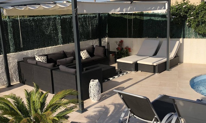 Bon Relax House | Charming Home for 6 with A/C, Pool, BBQ, WiFi, and Parking, Sant Pere Pescador
