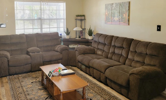 Savannah House | Charming Home- 15 mins from Historic Downtown, W+D