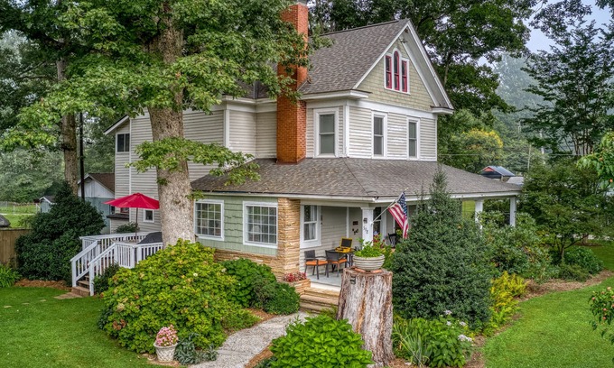 Brevard House | Charming home, perfect for families, Bikers, Brevard College, College, camps
