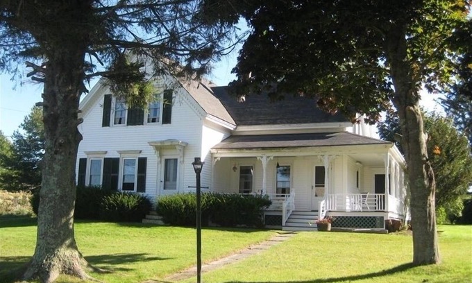 New Harbor House | Charming Home W/Harbor View: Walk to Resturants, Shops & Beach
