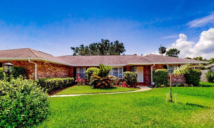 South Daytona House | Charming home with beach nearby, full kitchen, grill, central AC, & W/D