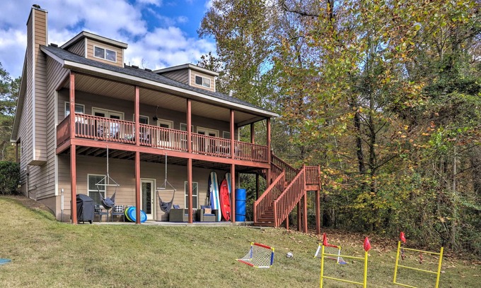 Hardwick Cottage | Charming Home with Fire Pit on Lake Sinclair!