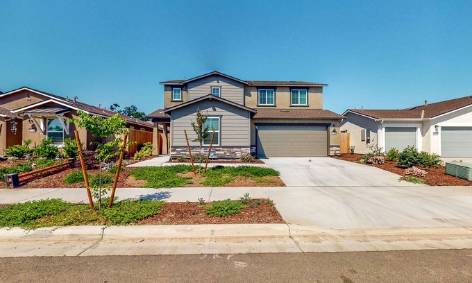 Visalia House | Charming home with full kitchen, W/D, near Lake