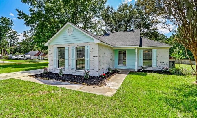 St. Marys House | Charming home with patio, central AC, full kitchen, & W/D - near outdoor rec