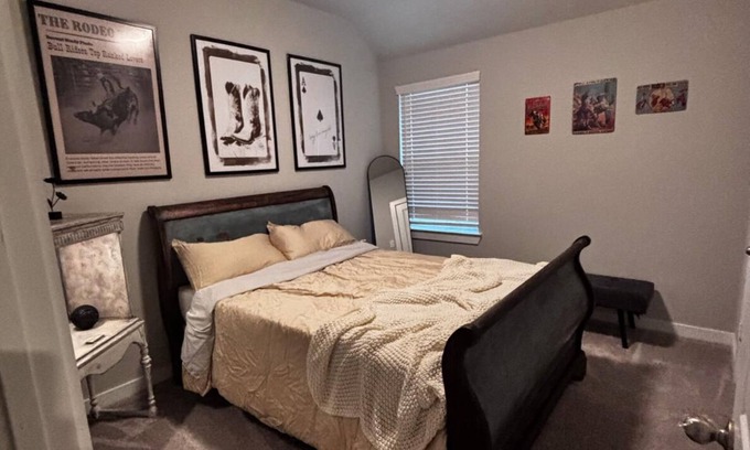 Willis House | Charming home with WiFi, AC in welcoming Willis
