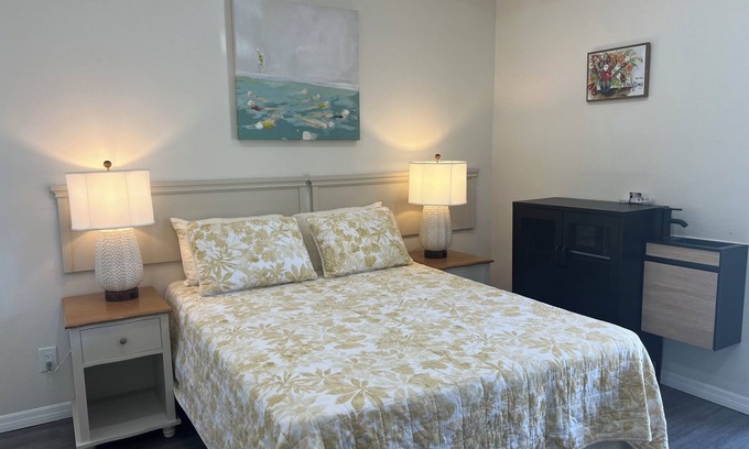 Lake Wales Hotel | Charming hotel in adorable Lake Wales with WiFi, AC, with a beautiful lake view.