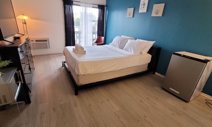 Pico - Robertson Apartment | Charming Hotel Style Unit in Beverly Hills with AC + WiFi