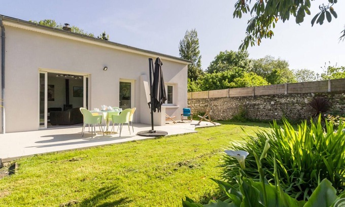 Regnezville-sur-Mer Cottage | Charming house with enclosed garden near beaches, pets allowed, WiFi