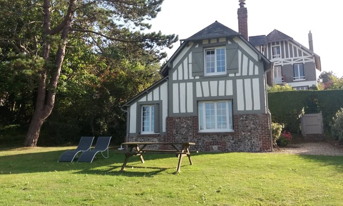 Longueil House | Charming house in a scenery garden, sea sight