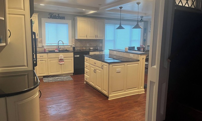 Bedford House | Charming house in Luna Pier MI, walking distance to beach and restaurants