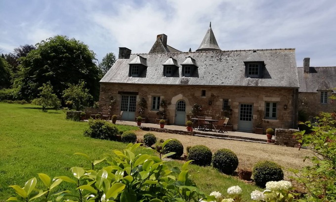 Ploubezre House | Charming house on the Manoir de Kerguéréon estate