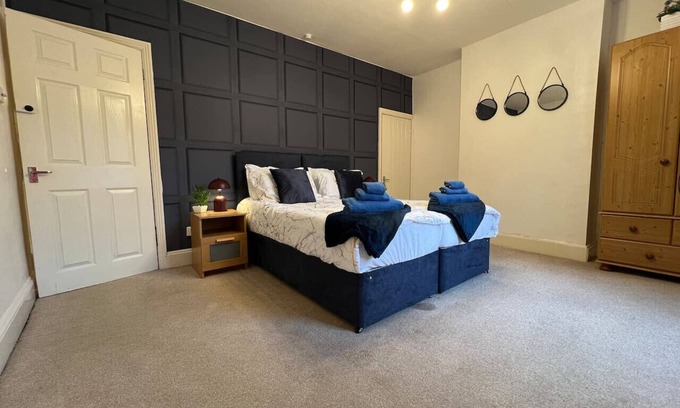 Rugby House | Charming House Sleeps 6 Free Parking Fast WiFi Smart TV