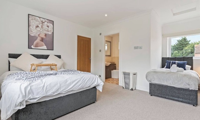 Malvern House | Charming House Sleeps 9 Pool Table Large Garden Driveway Parking