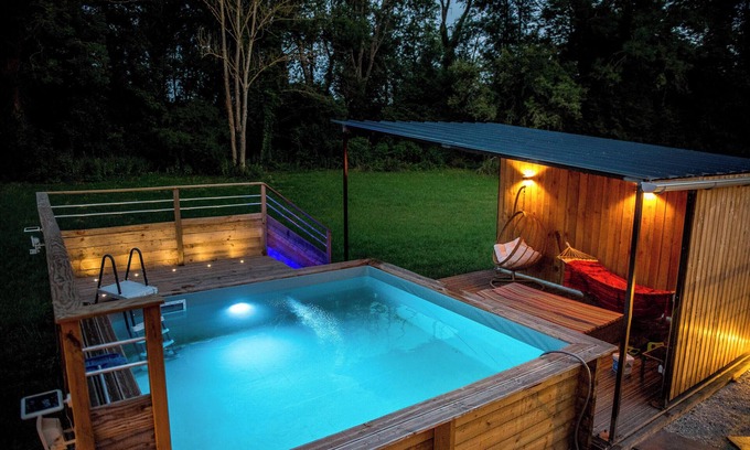 Chigy House | Charming house, terrace, swimming pool, Jacuzzi, trampoline and ping pong table