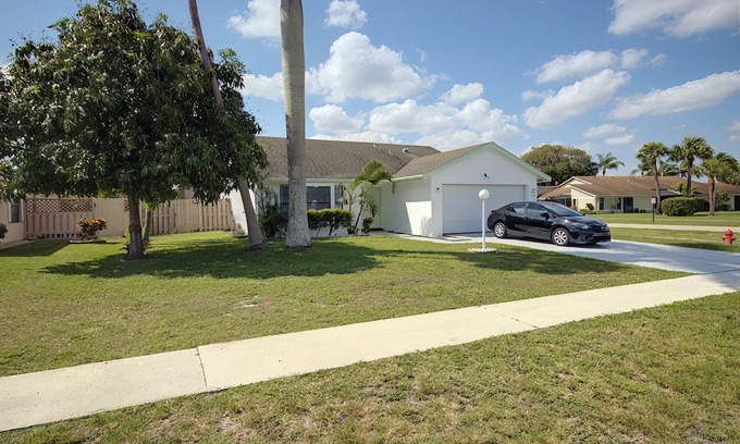 Villages of Palm Beach Lakes House | Charming House Heated Pool BBQ Beach Nearby