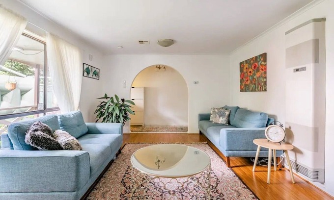 Altona Meadows House | Charming house, Walk to Station and Shopping Centre - Central to Everything!