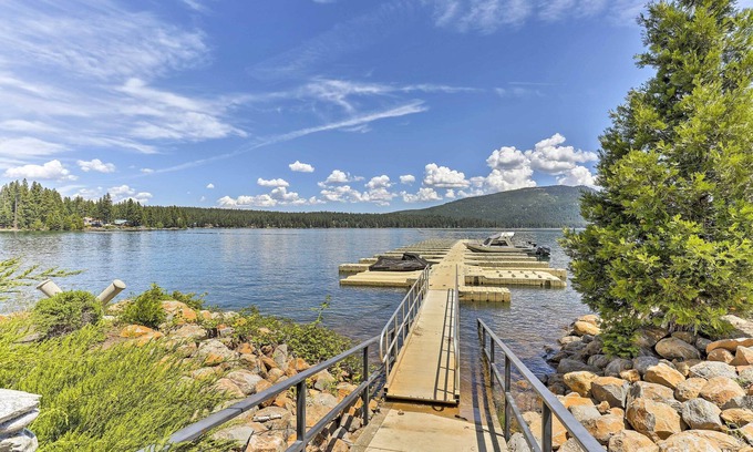 Peninsula Village House | Charming House w/Deck - Steps to Lake Almanor!