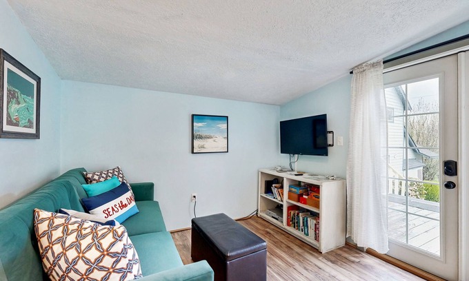 Rockaway Beach House | Charming house with full kitchen & yard near the beach - dogs OK