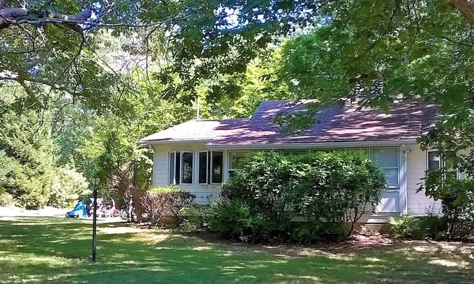 Southold House | Charming house walking distance from beautiful Kenney’s Beach