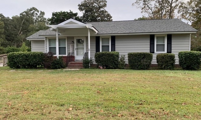 Mossy Oaks House | Charming house with a large fenced lot in a central location