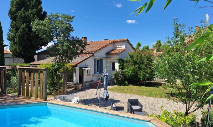Courthezon House | Charming house with garden and pool in a Provencal village