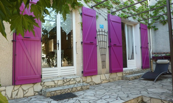 Serignan House | Charming house with gardens in a residential area