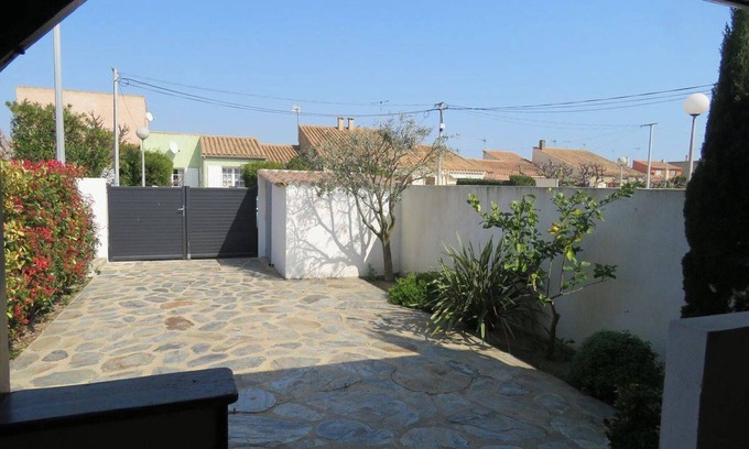 Vendres House | Charming House with Terrace, BBQ, and Parking, Steps from Beach and Shops – Sleeps 6
