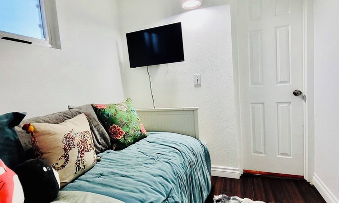 Santa Ana House | Charming house with WiFi and AC in wonderful Santa Ana