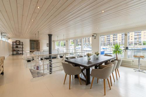 Tower Hill Apartment | Charming houseboat featuring a sauna