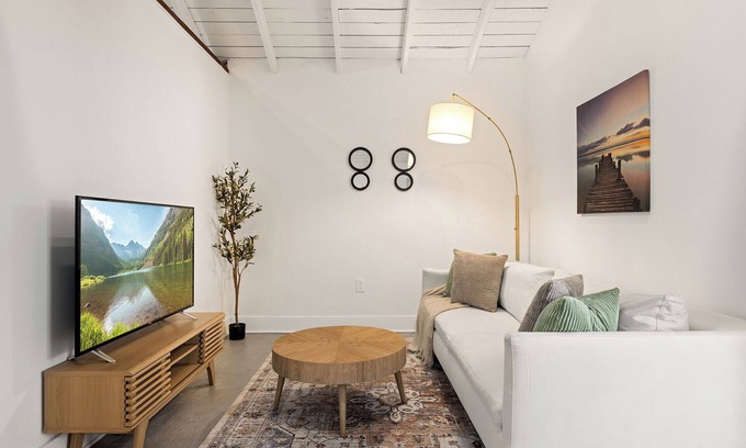Inglewood House | Charming Inglewood 1-BR Bungalow w/Washer & Dryer