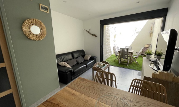 Aigues-Mortes House | Charming inner-city haven of peace.