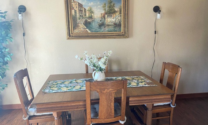 Jenks House | Charming Jenks Getaway Safe -Easy Hwy Access-Tulsa-Aquarium-Gathering Place