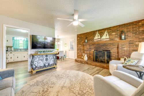 Arlington House | Charming Jonesville Home with Grill - Near Wineries!