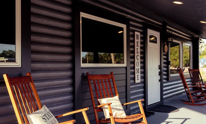 Jupiter Farms Cabin | Charming Jupiter Farms Real Log Cabin - 3 Bed/2 Bath. Pet friendly & big yard
