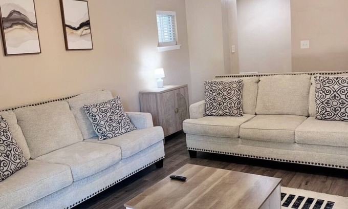 Montgomery Apartment | Charming King- Ensuite Home - Only 15 Mins to DT!
