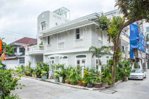 Downtown Bed & Breakfast | Charming La Casita Mercedes, 5Br and 5TB for Family and Friends Staycation- Read Listing Info