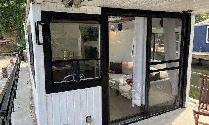 Glenora Boat Rental | Charming Lake Anna Houseboat