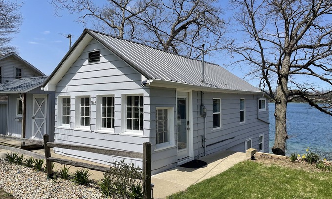 Howe Cottage | Charming Lake Cottage! Close to Shipshewana, Clean Lake, Boat Rentals
