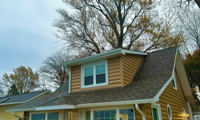 Conneaut House | Charming Lake Erie front 2-bedroom house with hot tub in lovely Conneaut