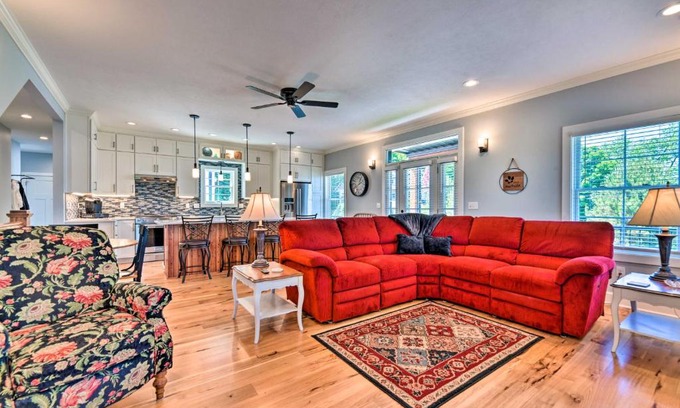 North East House | Charming Lake Erie Getaway Walk to Beach!