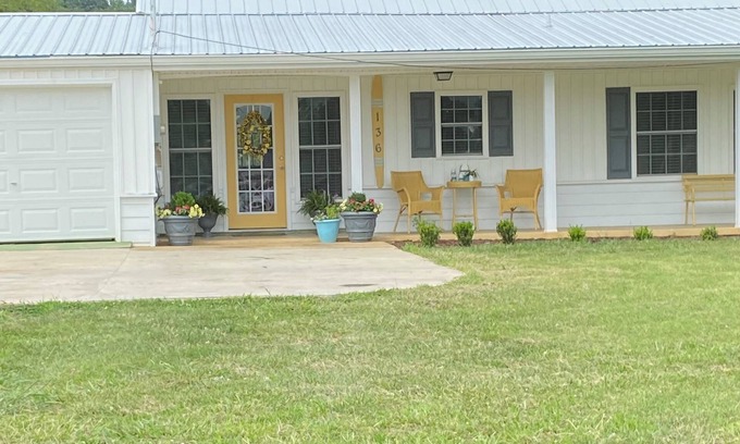 Piney Flats Cottage | Charming lake front 2-bedroom cottage in Gray with WiFi and AC