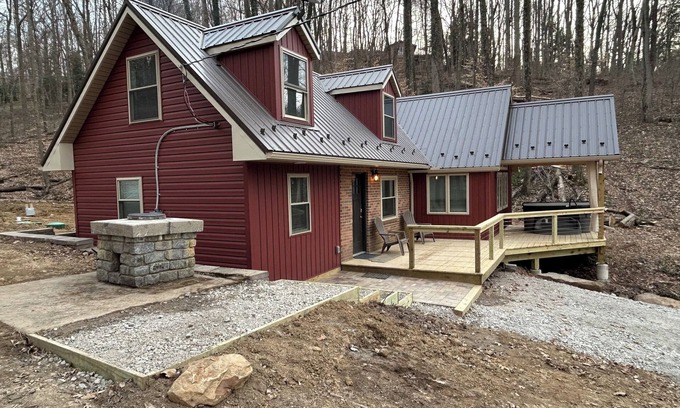 Lancaster Cottage | Charming LAKE FRONT COTTAGE just 13 miles from Hocking Hills!
