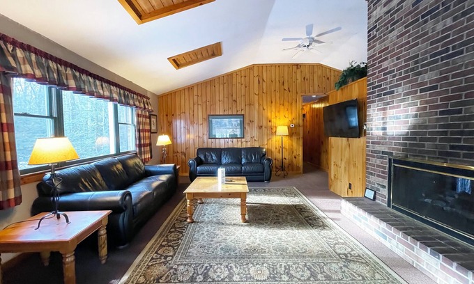 Reeders Cabin | Charming Lake Front Cabin in the Poconos