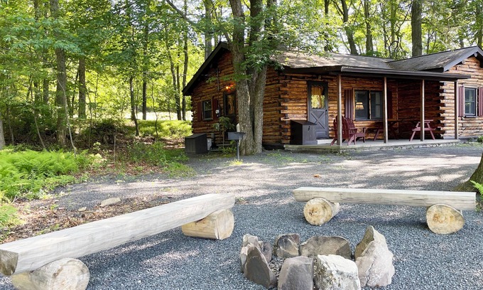 Reeders Cabin | Charming Lake Front Log Cabin