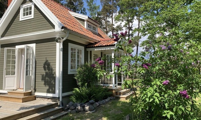 Vaxholm Cottage | Charming lake house with private jetty and amazing seaview