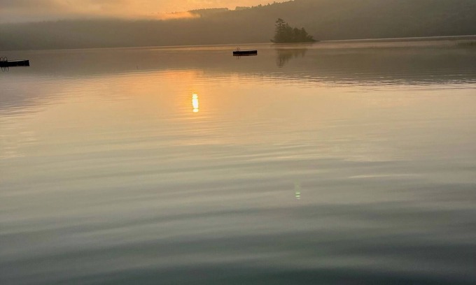 Raymond House | Charming Lake House Retreat in Raymond