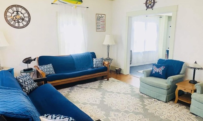 Polson House | Charming Lake House, Sleeps 8, Great For Kids, Located Downtown, Walk To Beach