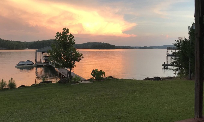 Six Mile Cabin | Charming Lake Keowee Retreat, 16 miles from Clemson!