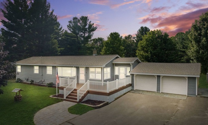 Traverse City House | Charming lake retreat| Hot Tub | Games | Pets OK